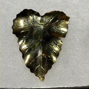 Scarf clip.  Excellent condition gold plated leaf.  Scarf clip/holder.